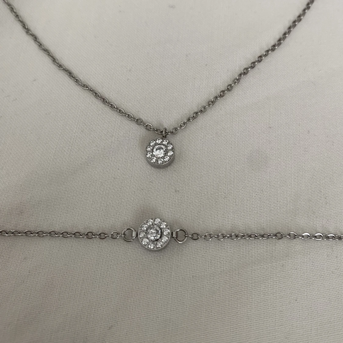 Halsband o armband från Edblad