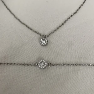 Halsband o armband från Edblad  - Halsband och armband från Edblad inga defekter, säljer pga använder mest guld, köp ihop för 300 eller 200 kr/styck, pris kan diskuteras❣️