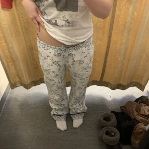 Mönstrade linnebyxor - Skit snygga lågmidjade pyjamas/linnebyxor💕 Perfekta till sommaren eller utomlands❤️