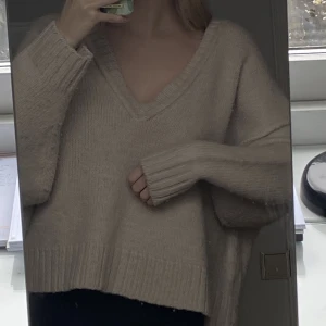 Beige tjocktröja - - Stickad - Oversized - Oanvänd - Stor i storlek