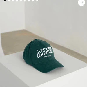 Keps från Aim'n  - Köpte kepsen från Aim'n och bestämde mig nu i efterhand att inte behålla den. Tycker inte den passar mig riktigt, och har redan en grön tröja från Aim'n så tänker att det räcker. Kepsen har bara testats och lappen sitter kvar. Hör gärna av dig om du är intresserad eller vill ha fler bilder. (Vet inte om jag tog rätt leverans alternativ men om du är intresserad kan vi ta det sen, tror priset är typ rätt)