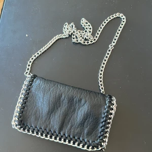 Tiamo väska - Köpte för typ ett år sen, knappt använt och i väldigt bra skick! Inga fläckar!