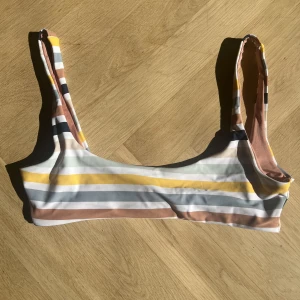 Bikini top - söt bikini topp från pull and bear. passar riktigt fint. mycket säker