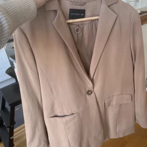 Kavaj STHLM LM - Brun kavaj från Stockholm LM. Rak i modellen, strl M