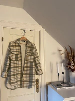 Höst/vår jacka - Säljer denna fantastiska höst/vår jackan❣️andvänd en gång och är i nyskick🥰 PRISET GÅR ATT DISKUTERA🫶🏼