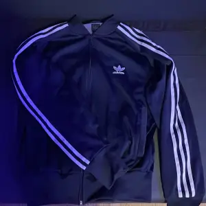 Adidas tröja storlek M, knappt använd bara ett fåtal gånger