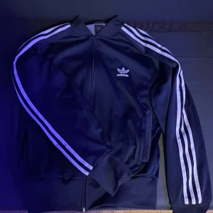 Adidas zip up - Adidas tröja storlek M, knappt använd bara ett fåtal gånger