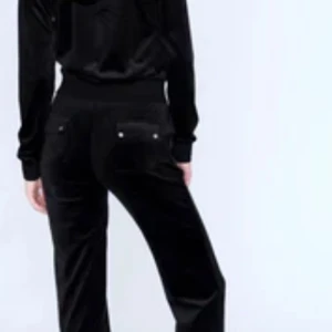 Tröja och byxor  - Jag söker ett svart sett i storlek xs 