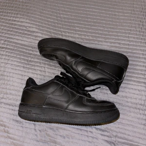 Nike air force 1 low black - Storlek 36,5  Köpt för 1099 kr från jd sports för 2 år sen. Använde några gånger sommaren 2021, sen dess har de bara legat hemma då jag inte använder dom längre. 