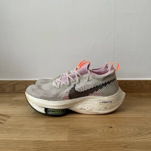 Nike Alphafly NeXT Nature - Nike Alphafly next nature strl 42 Sparsamt använda, uppskattat miltal ca 15, mycket fint skick.  Säljs nu på STOCKX (nya dock) för 388$