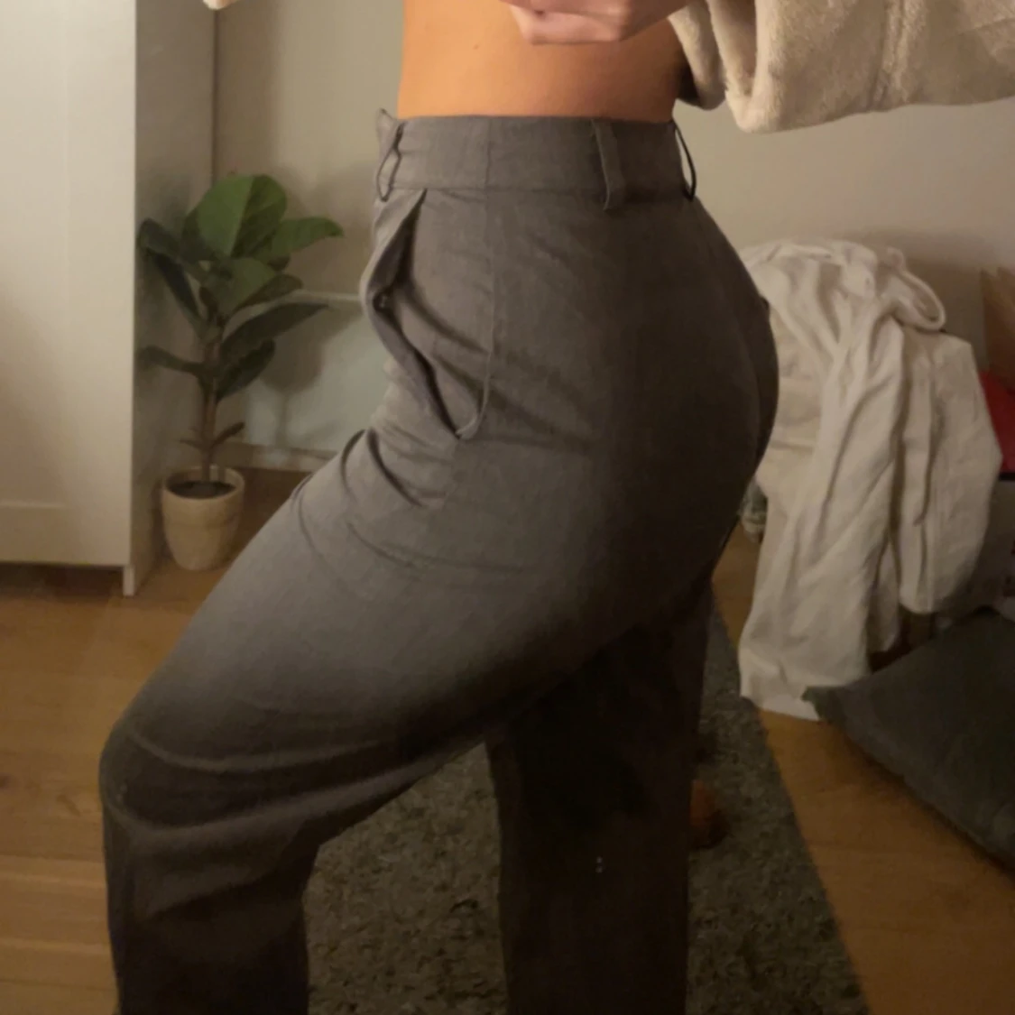 Gråa kostymbyxor