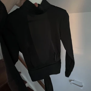 Fin fest topp - Topp från Gina använd en gång då den blev för liten storlek 32, öppen i ruggen och son du knyter i ryggen 💘