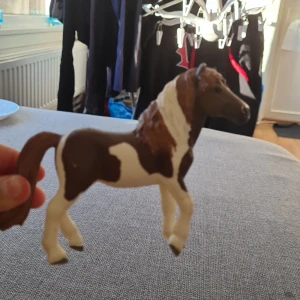 Schleich  - Heh! Jag säljer min schleich häst som är köpt från en annan tjej här på plick. Jag säljer den då jag har tröttnat på den och använder den inte så mycket. Jag säljer den för ändasr 40kr