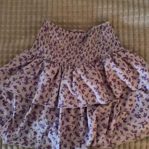 Säljer denna kjol från Gina Tricot! Den är jätte somrig och jätte skön! Den är i jättebra skick och köptes för 349 kr💓