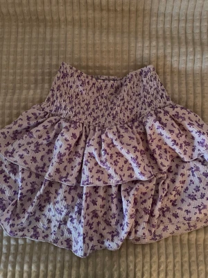 Somrig kjol från Gina Tricot - Säljer denna kjol från Gina Tricot! Den är jätte somrig och jätte skön! Den är i jättebra skick och köptes för 349 kr💓