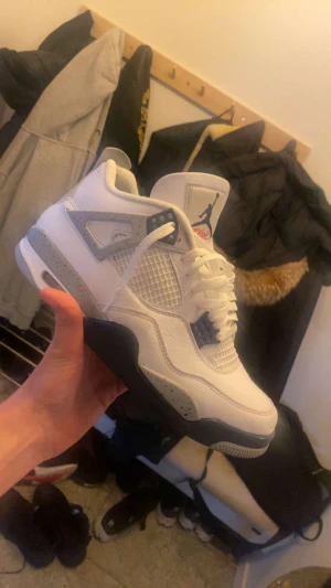 Jordan 4  - Säljer nu mina fina Jordan 4 nevy blue i storlek 44 är använda 3 gånger kostar 4500 säljer de nu för 3 tusen box kvitto allt finns till skorna 