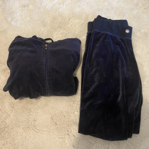 Mjukisset - Ligger bara i garderoben båda är i storlek S (Rensar garderoben därför vill jag sälja allt billigt) 