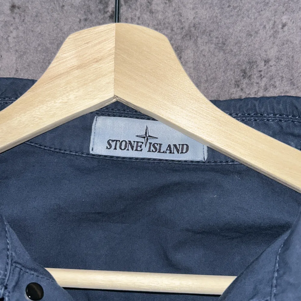 Säljer en Stone Island overshirt, endast använd några gånger och köptes för 5,500 men säljes för 4000. Tröjor & Koftor.