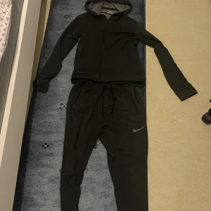 Nike dress till salu! - Säljer en nike dress jätte skön o enkel o matcha med jacka o skor den är i fint skick använd ett fåtal gånger går för 1200 men säljer dressen för 500kr