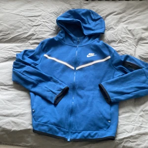 Nike tech fleece - Säljer denna därför att den är förliten 