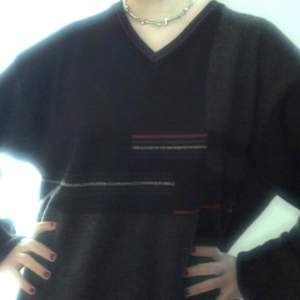 Mönstrad, v-ringad stickad tröja jag thriftade ett tag sen! Storlek Large. Den är grå, röd och svart :] gullig och oversized! Skriv vid intresse och köparen står för frakt <3