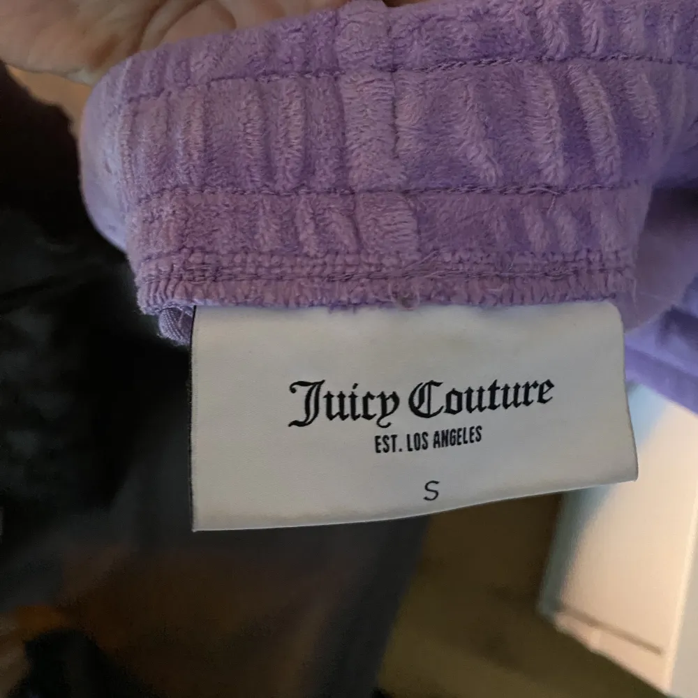 Lila velour byxor, använda ett fåtal gånger men är som nya! Från limited edition Juicy Couture X Urban Outfitters. . Jeans & Byxor.