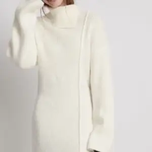 Snygg stickad klänning från vinterns kollektion på NA-KD. Använd 2 ggr. 