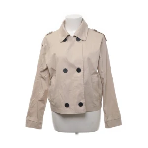 Vårjacka - Säljer denna beiga jackan från Boohoo. Använd en gång, är som ny. 