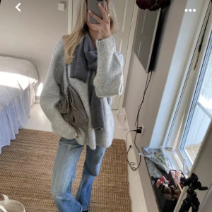 Grå stickad  - Säljer denna jättemysiga och snygga tröja från LeGer. Jättefin med prislapp kvar. 