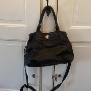 Handväska Tory Burch - Tory Burch handväska. Stor o rymlig. Enstaka slitage. Äkta läder. Äkta men inget kvitto. Nypris: omkring 8000kr