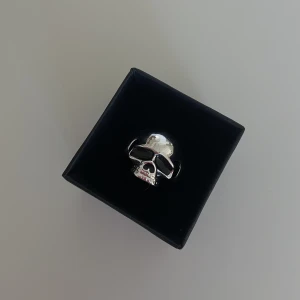 Ring dödskalle - Säljer denna asballa ring eftersom jag endast använder guldsmycken💕