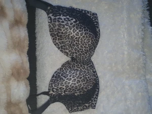 BH - En sexig Bh från Lindex. Använd men för liten ,bra skick.