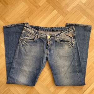 jag säljer dessa replay jeans då de var alldeles för små på mig. jeansen är lågmidjade, bootcut och i fint skick⭐️ har tyvärr ingen bild på passform då jeansen är för små på mig men midjemått är 77cm och innerbenslängd är 72,5cm💫 köpare står för frakt!💞