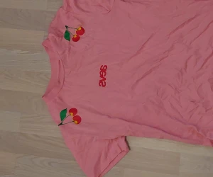 Svea tshirt - En svea tshirt köpt på gekås. Det finns ett litet hål längst ner på tröjan som knappt syns men det finns där. Säljer då jag ej längre anvönder tröjan. 