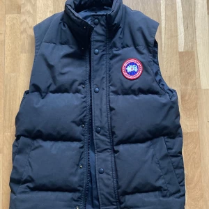Canada goose väst - Canada goose väst, helt äkta med påse har ej någon bevis på att den är äkta. Hör av er för frågor🤝 skick 9/10