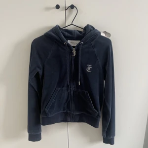 Juicy Couture Zip Hoodie Velour  - En mörkblå Juicy Couture Zip Hoodie med rhinestones💙🪩 Jättelent och mjukt material. Hoodien är i nyskick, förutom att ena ”metallskyddet” har lossat. Storlek xs och nypris är 1300!