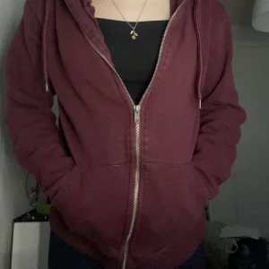 Vinröd kofta - En skönt vinröd kofta