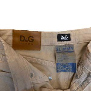 Stretchiga, beiga jeans från D&G!  W24/L30 (XS) Väldigt bra skick🌷