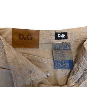 Jeans från Dolce&Gabbana - Stretchiga, beiga jeans från D&G!  W24/L30 (XS) Väldigt bra skick🌷