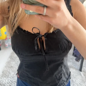 svart topp  - Säljer nu min super coola och gamla svarta topp från killah då den ej kommer till användning.  !Toppen kostar 50kr! den vill inte ändra priset
