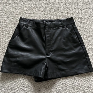 Zara lädershorts  - Slusålda lädershorts från zara stl S. Endast använd 2 gånger. Kan mötas upp eller frakta. Köparen står för frakt!
