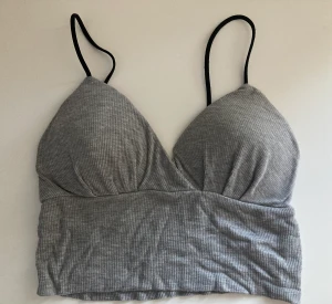 Topp strl S - Topp från SHEIN storlek S  Hämtas i Bromma eller skickas, köparen står då för frakt.