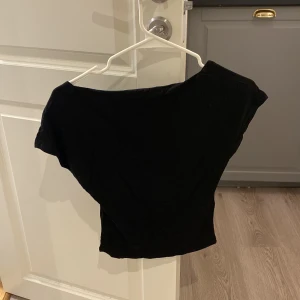 T-shirt - Säljer nu denna fina toppen från SHEIN som alla har. Den är öppen i ryggen. Säljer den då jag råkade beställa två i samma storlek och färg. Den är aldrig använd, både prislapp och påsen finns kvar till den. Det är en väldigt fin topp att ha inför sommare.