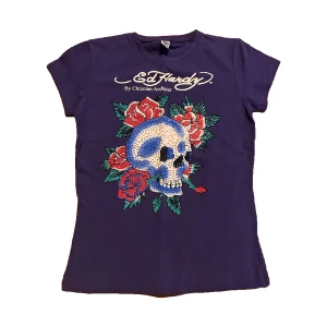 Ed Hardy t-shirt - Fin Ed Hardy t-shirt i oanvänt skick💞står storlek XL men funkar mycket väl som en S-M då den är väldigt liten u storleken enligt mig