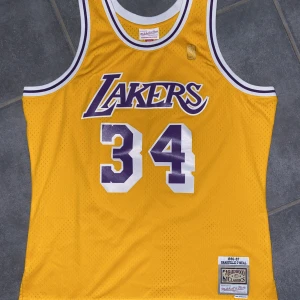 Men's Mitchell & Ness Shaquille O'Neal Gold Los Angeles Lakers Hardwood Classics 1996-97 Swingman Jersey - Använd endast 1-2 gånger. NBA Jersey Basketlinne