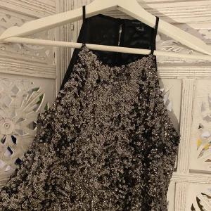 Paljettlinne ifrån Atmosthere - Jättefint linne i bra skick!