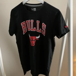 Chicago bulls tshirt - Svart Chicago bulls tshirt. Strl s herr, fint skick. 90kr+frakt