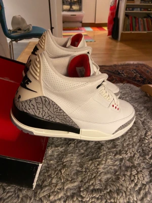 Jordan 4 white cement reimagined  - Ett gult nytt par Jordan 3 white cement reimagined i storlek 46. Kontakta vid eventuella frågor 