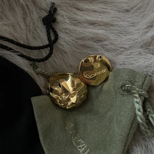 Maria Nilsdotter ringar - Säljer dessa tre Maria Nilsdotter 1500 per ring/bud. Är även intresserad av att byta mot annat Maria Nilsdotter i samma prisklass. Smiley ringen är i storlek 16, hjärtat och rosen är i storlek 18. Alla ringarna är oanvända och från gamla kollektioner.❤️‍🔥