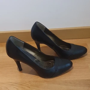 Svart högklackat - Jättebra kondition. Säljs pga flytt. Kan träffa på ulriksdal station.